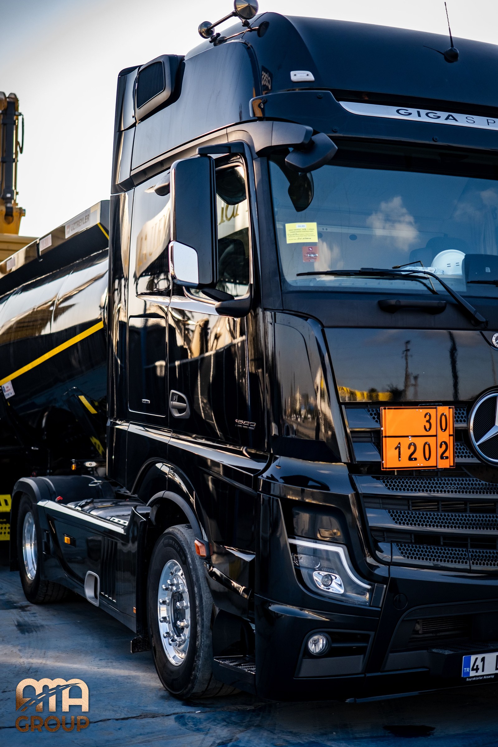 Plăcuță portocalie ADR pe camion de transport mărfuri periculoase, AmaGroup