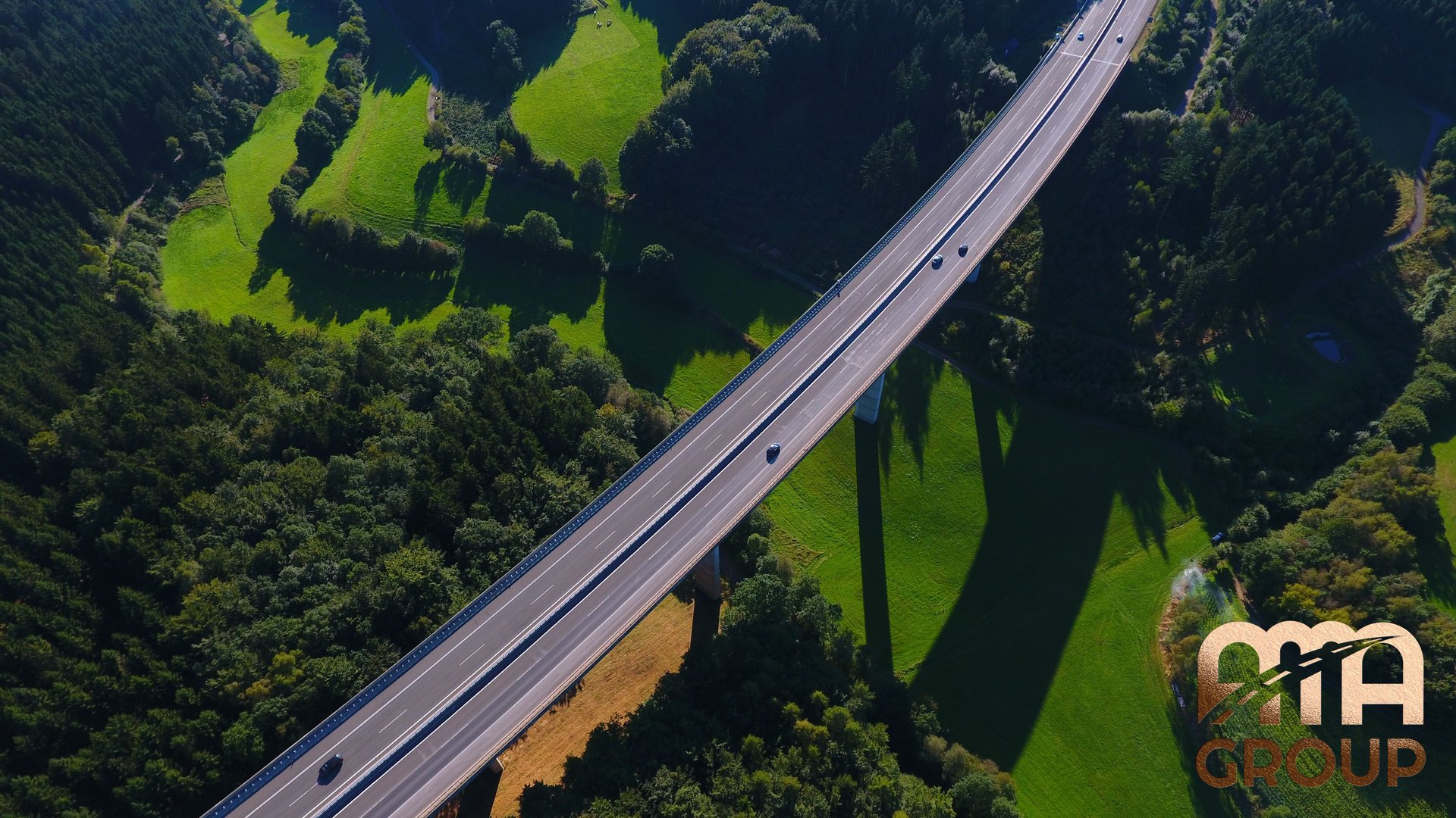 Autostradă pe viaduct prin pădure – transport de marfă internațional Ama Group