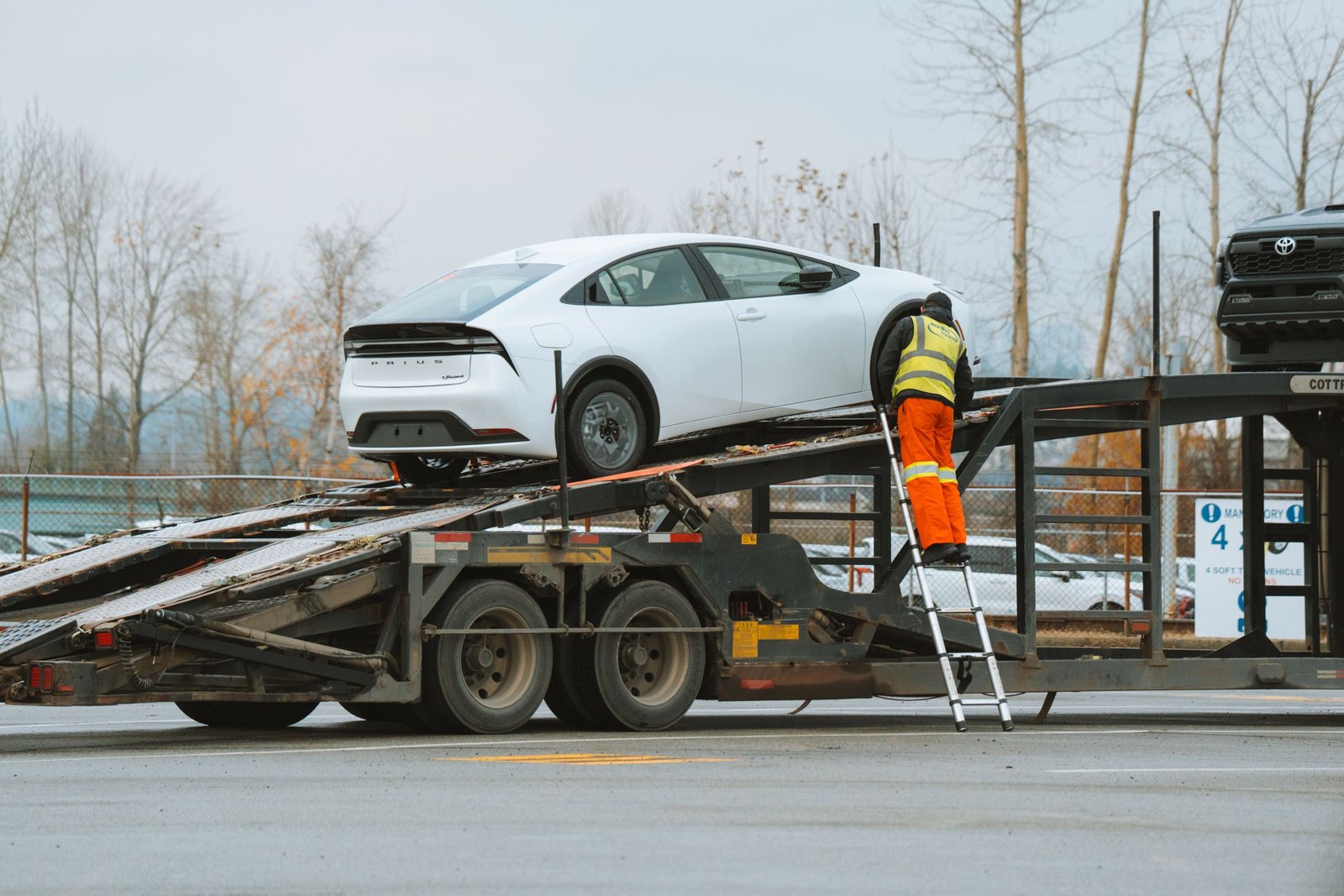 Transport autoturisme – mașină încărcată pe trailer car-transporter